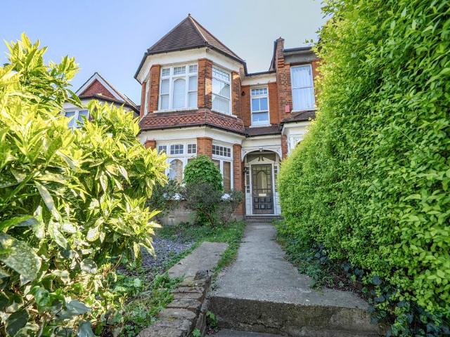 Flat for sale in Muswell Hill, Greater London