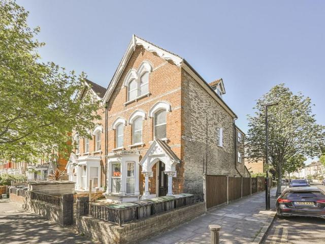 Flat for sale in Stroud Green, Greater London