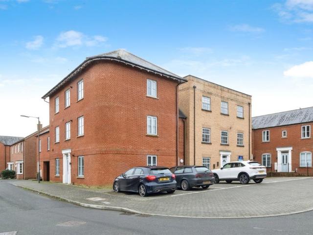Flat for sale in Buckingham, Buckinghamshire