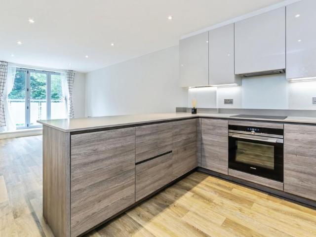 Flat for sale in Hillview, Surrey