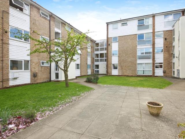 Flat for sale in Bowes, Greater London