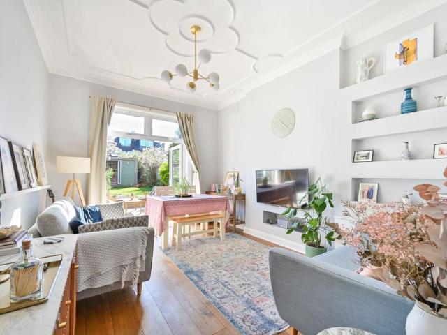 Flat for sale in Cricklewood, Greater London