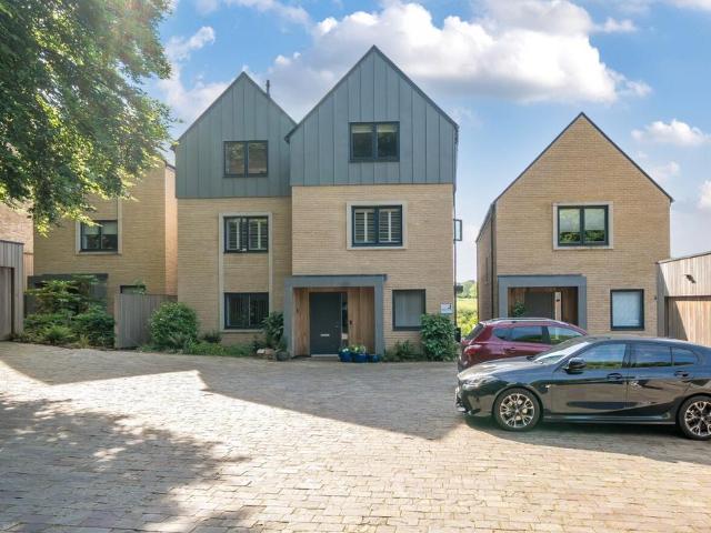 Flat for sale in Sleepers' Hill, Hampshire