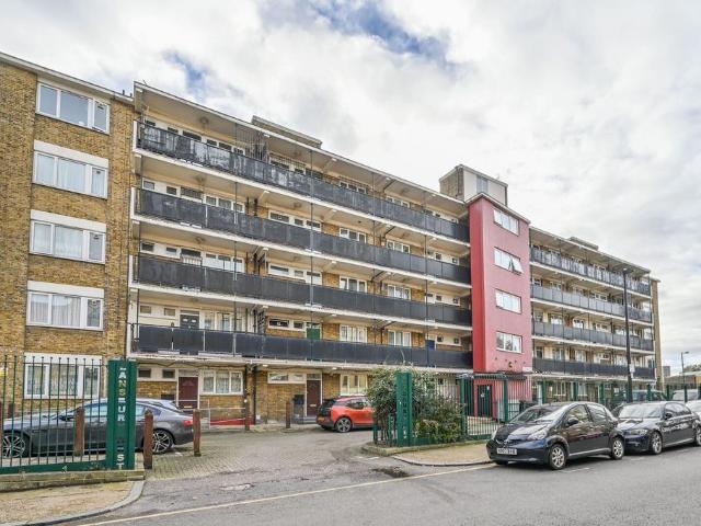 Flat for sale in Limehouse, Greater London