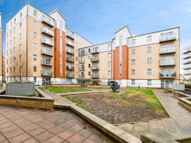 Flat for sale in South Woodford, Greater London