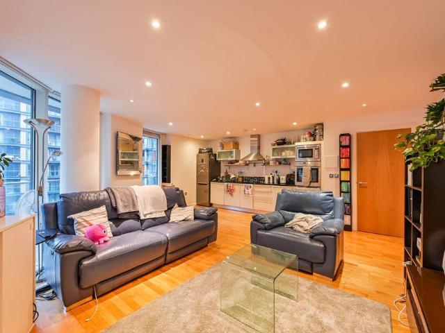 Flat for sale in Isle Of Dogs, Isle Of Man