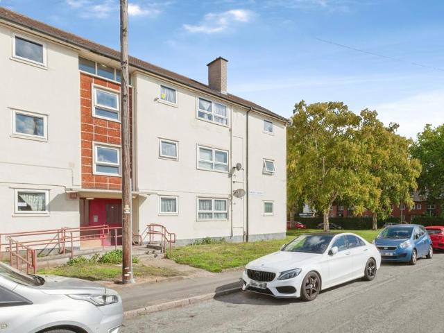 Flat for sale in Mowmacre Hill, Leicester