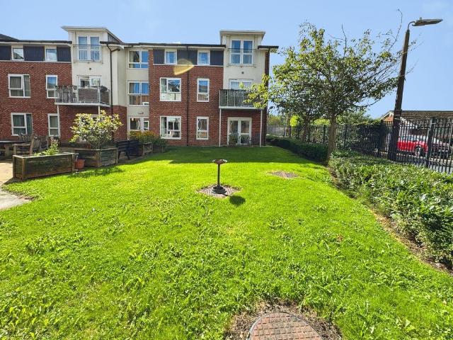 Flat for sale in Bradshaw, Bolton