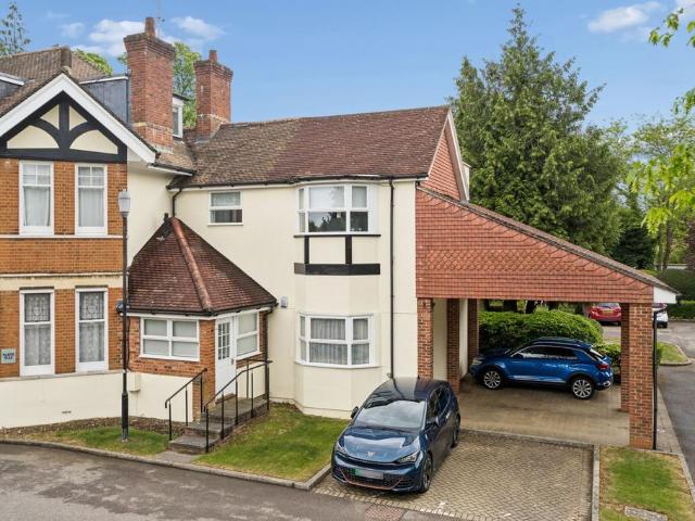 Flat for sale in Connaught Park, Bushey