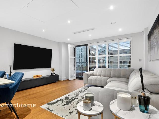 Flat for sale in Golders Green, Greater London