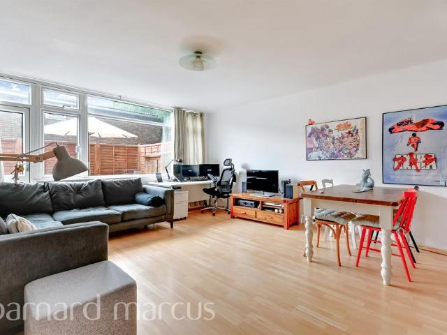 Flat for sale in Southfields, Greater London
