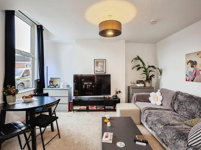Flat for sale in Compton Acres, Barton In Fabis