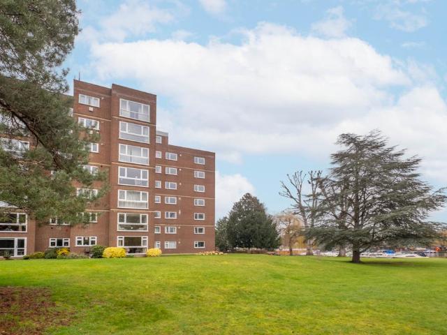 Flat for sale in Hampton Wick, Greater London