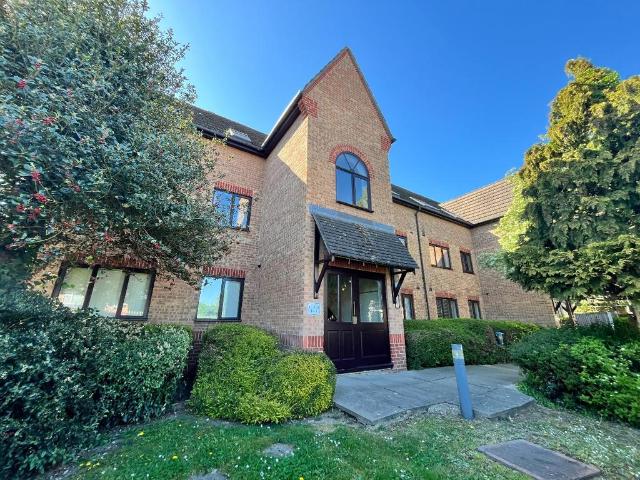 Flat for sale in Harold Wood, Greater London