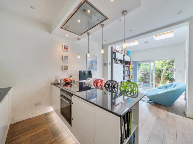 Flat for sale in New Southgate, Greater London