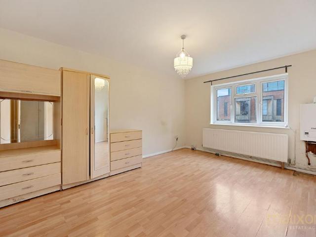 Flat for sale in London Borough of Croydon, Greater London
