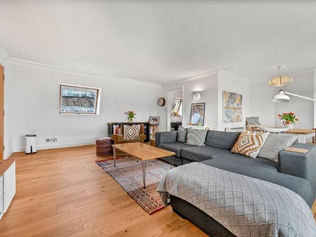 Flat for sale in Islington, Greater London