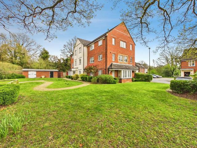Flat for sale in Newfoundout, Horsham