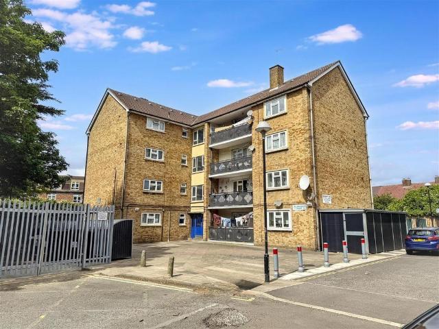 Flat for sale in Maryland, Greater London