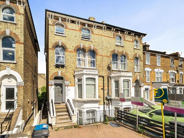 Flat for sale in London Borough of Croydon, Selhurst