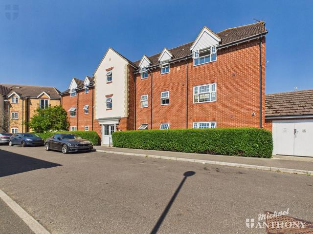Flat for sale in Walton, Aylesbury