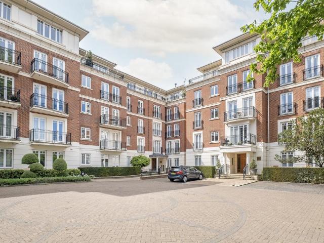 Flat for sale in Petersham, Greater London