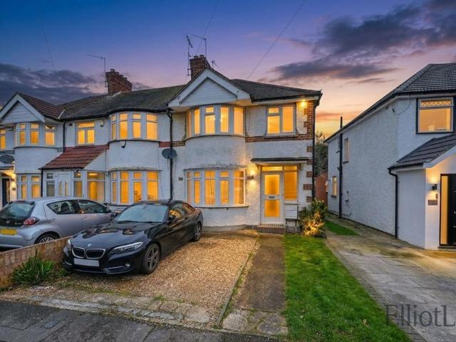 Flat for sale in Lane, Greater London