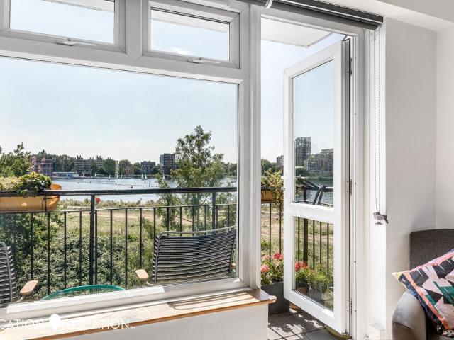 Flat for sale in Woodberry Down, Stoke Newington