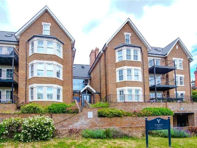 Flat for sale in London Borough of Croydon, Purley