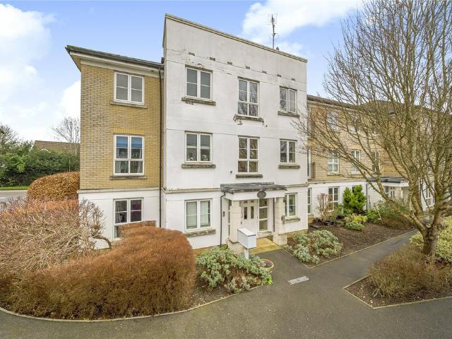 Flat for sale in Woking, Surrey
