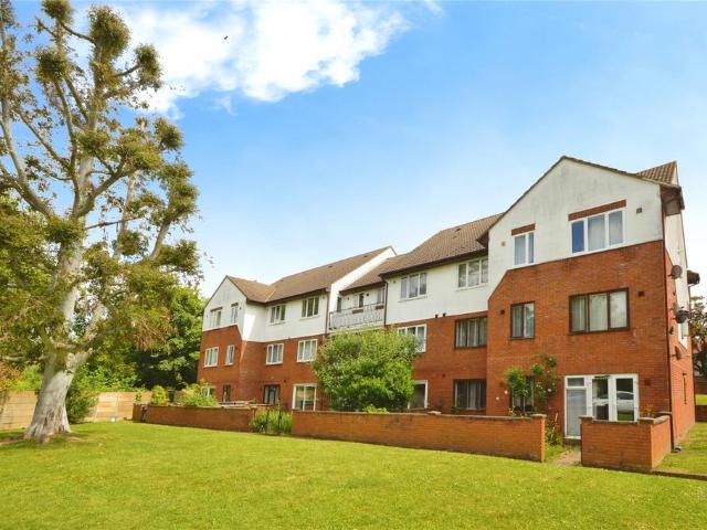 Flat for sale in London Borough of Hounslow, Greater London