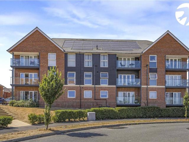 Flat for sale in Monks Orchard, Kent