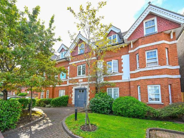 Flat for sale in Tolworth, Greater London