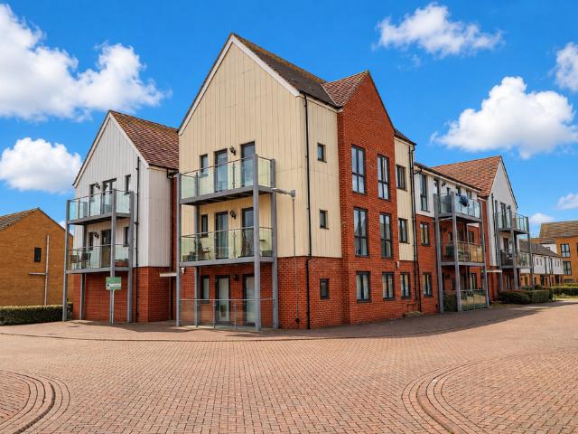 Flat for sale in South Ockendon, Essex