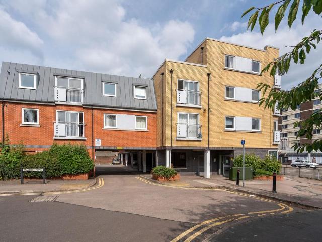 Flat for sale in North Watford, Watford