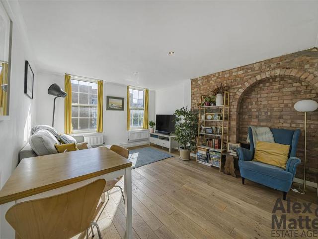 Flat for sale in Dickens Estate, Greater London