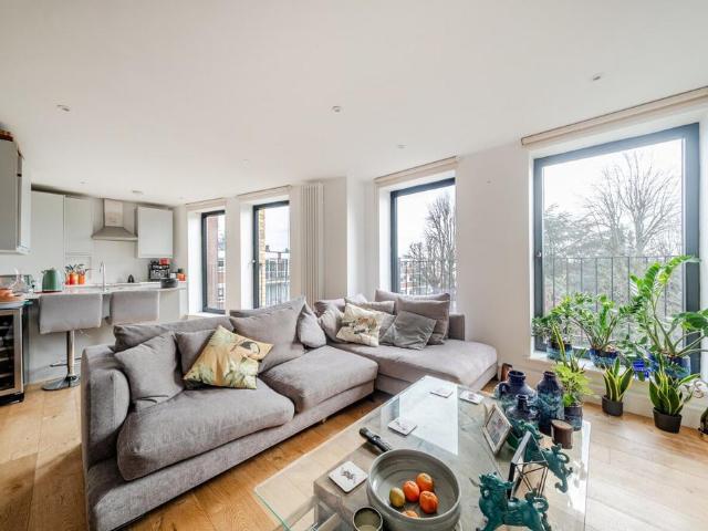 Flat for sale in Southfields, Greater London