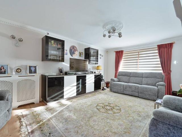 Flat for sale in Bushey