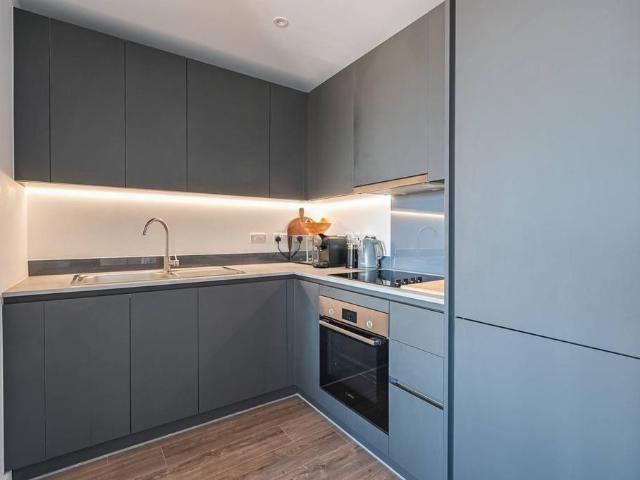 Flat for sale in Bromley-by-Bow, Bow
