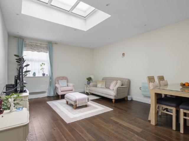 Flat for sale in Oakleigh Park, Greater London