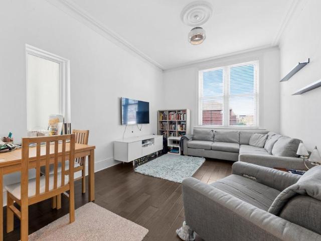 Flat for sale in Cricklewood, Greater London