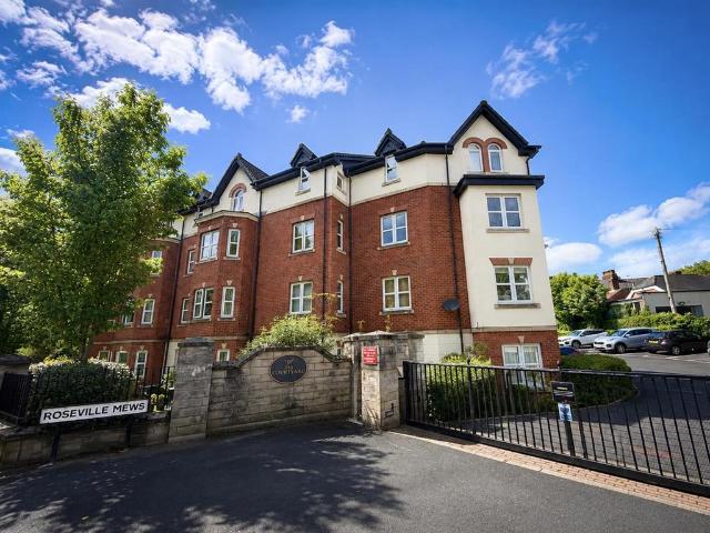 Flat for sale in Sale, Trafford