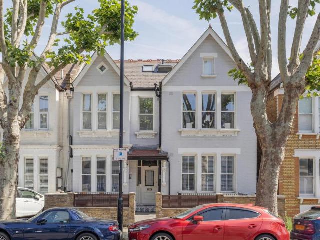 Flat for sale in Clapham, Greater London
