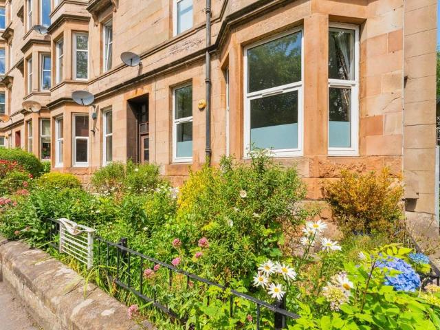Flat for sale in Shawlands, Scotland