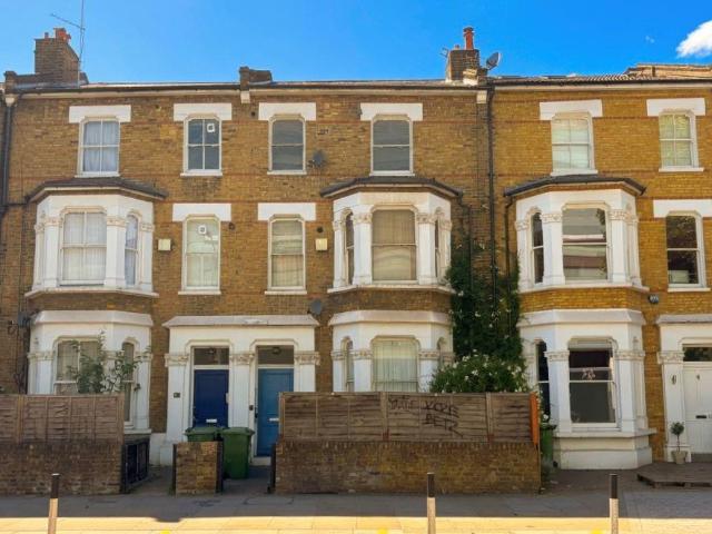 Flat for sale in Shepherd's Bush, Greater London