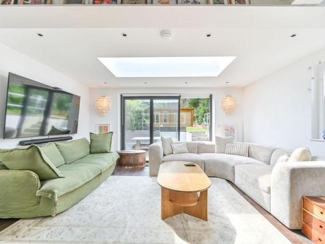 Flat for sale in Mapesbury, Greater London