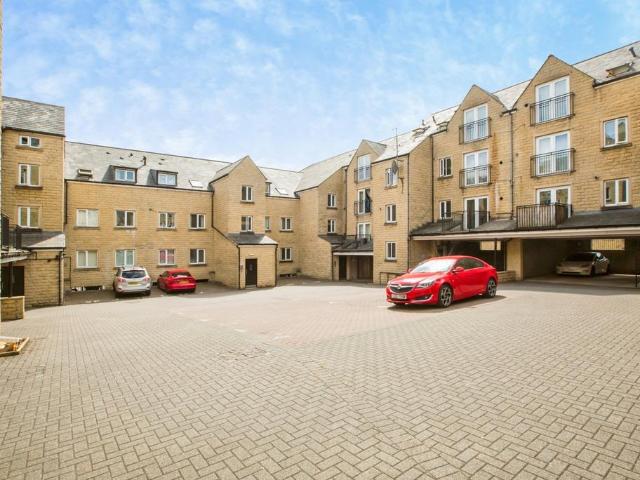 Flat for sale in Akroydon, Halifax