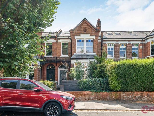 Flat for sale in Stroud Green, Greater London