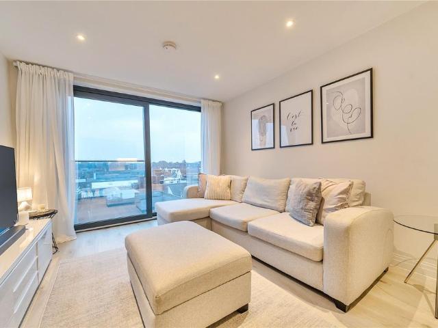 Flat for sale in Heol-las, Surrey
