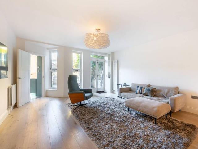 Flat for sale in Kensal Town, Bayswater